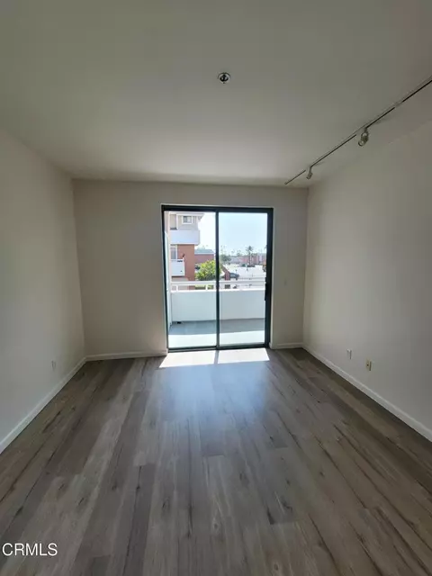 Living - 865 S B St # A-1, Oxnard, CA 93030 photo 5 of 6