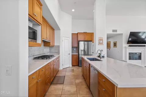 Kitchen - 1560 Seabridge Ln, Oxnard, CA 93035 photo 3 of 4