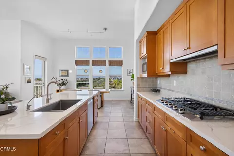 Kitchen - 1560 Seabridge Ln, Oxnard, CA 93035 photo 4 of 4
