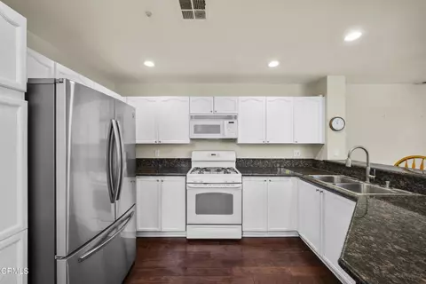 Kitchen - 1307 Oyster Pl #117, Oxnard, CA 93030 photo 2 of 2
