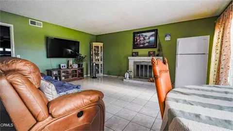 Living - 1977 El Cajon Cir, Oxnard, CA 93035 photo 1 of 1