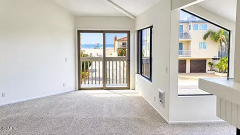 Living - 3404 Sunset Ln, Oxnard, CA 93035 photo 1 of 9