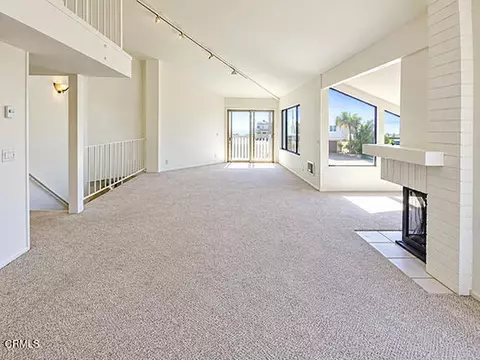 Living - 3404 Sunset Ln, Oxnard, CA 93035 photo 2 of 9