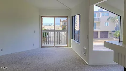 Living - 3404 Sunset Ln, Oxnard, CA 93035 photo 3 of 6