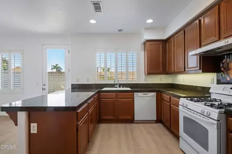 Kitchen - 525 Dylan Dr #58, Oxnard, CA 93033 photo 3 of 4