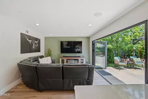 Living - 1130 Bogota Ct, Oxnard, CA 93035 photo 1 of 3