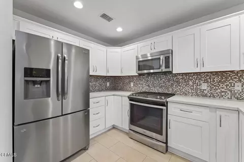 Kitchen - 727 Kingfisher Way, Oxnard, CA 93030 photo 1 of 2