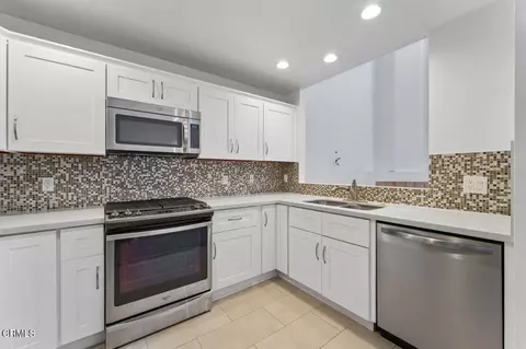 Kitchen - 727 Kingfisher Way, Oxnard, CA 93030 photo 2 of 2