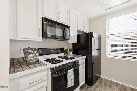 Kitchen - 2226 Martinique Ln, Oxnard, CA 93035 photo 2 of 4