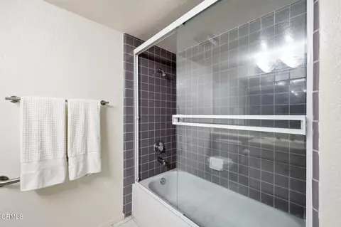 Bath - 2226 Martinique Ln, Oxnard, CA 93035 photo 2 of 5