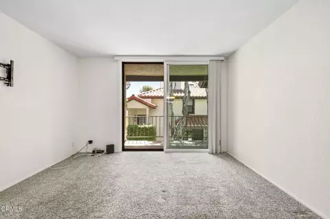 Living - 2226 Martinique Ln, Oxnard, CA 93035 photo 8 of 10