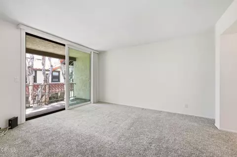 Living - 2226 Martinique Ln, Oxnard, CA 93035 photo 7 of 10