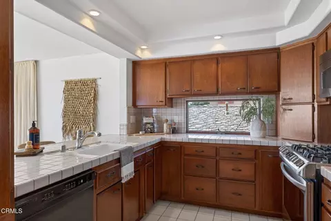 Kitchen - 3009 Ocean Dr, Oxnard, CA 93035 photo 3 of 4