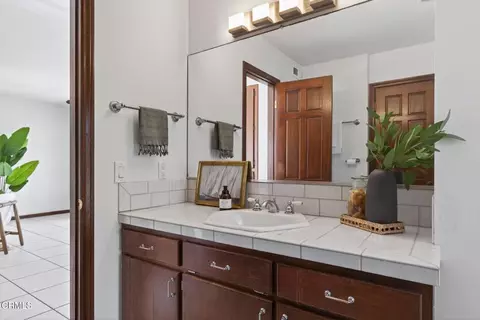Bath - 3009 Ocean Dr, Oxnard, CA 93035 photo 2 of 4
