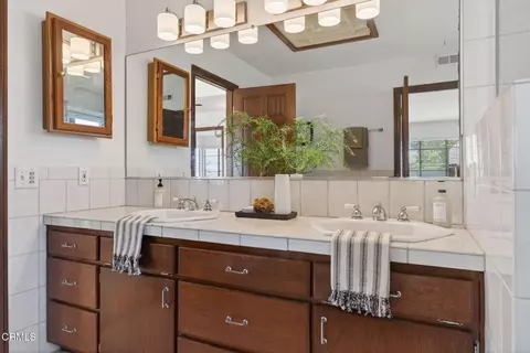 Bath - 3009 Ocean Dr, Oxnard, CA 93035 photo 4 of 4