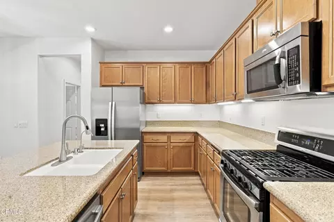 Kitchen - 3145 Lisbon Ln, Oxnard, CA 93036 photo 4 of 5