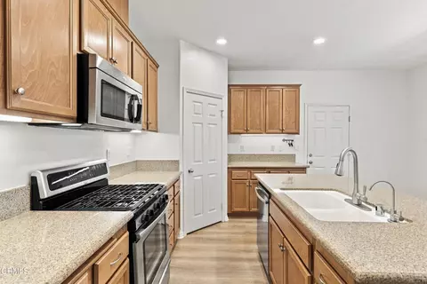 Kitchen - 3145 Lisbon Ln, Oxnard, CA 93036 photo 5 of 5