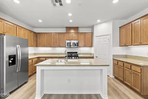 Kitchen - 3145 Lisbon Ln, Oxnard, CA 93036 photo 3 of 5