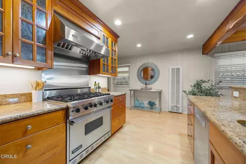 Kitchen - 332 Sunset Dr, Oxnard, CA 93035 photo 5 of 6