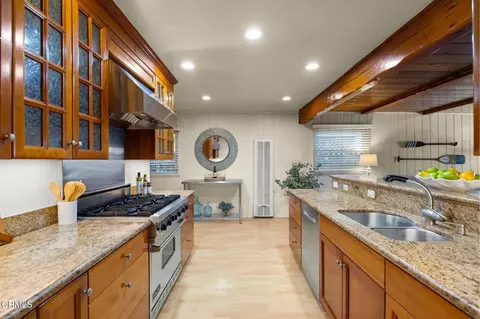 Kitchen - 332 Sunset Dr, Oxnard, CA 93035 photo 6 of 6