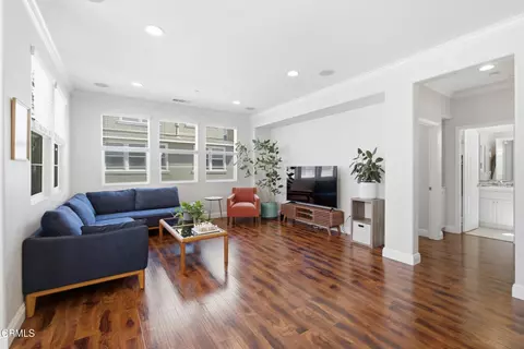 Living - 3146 N Ventura Rd, Oxnard, CA 93036 photo 3 of 4