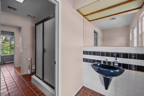 Bath - 1325 Cliff Ave, Fillmore, CA 93015 photo 4 of 7