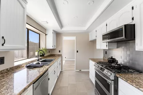 Kitchen - 3010 Leeward Way, Oxnard, CA 93035 photo 4 of 5