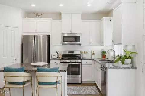 Kitchen - 664 Owens River Dr, Oxnard, CA 93036 photo 2 of 4