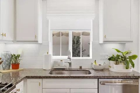 Kitchen - 664 Owens River Dr, Oxnard, CA 93036 photo 4 of 4
