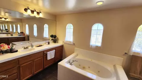 Bath - 1361 Domingo Pl, Oxnard, CA 93030 photo 4 of 8