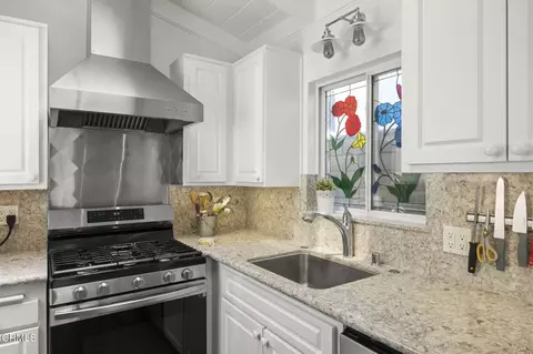 Kitchen - 2125 Piru Ave, Oxnard, CA 93035 photo 4 of 5