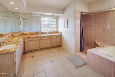 Bath - 1601 Holly Ave, Oxnard, CA 93036 photo 4 of 4