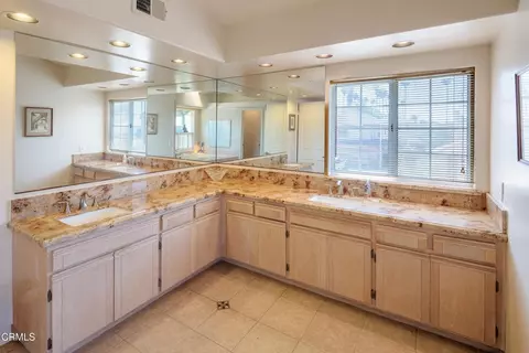 Bath - 1601 Holly Ave, Oxnard, CA 93036 photo 3 of 4