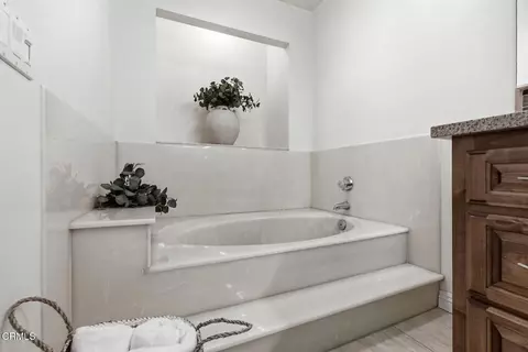 Bath - 1910 Ivanhoe Ave, Oxnard, CA 93030 photo 4 of 4