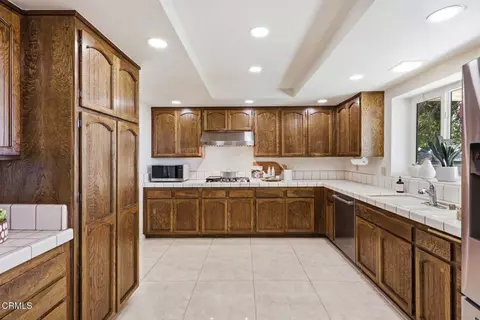 Kitchen - 1910 Ivanhoe Ave, Oxnard, CA 93030 photo 2 of 2