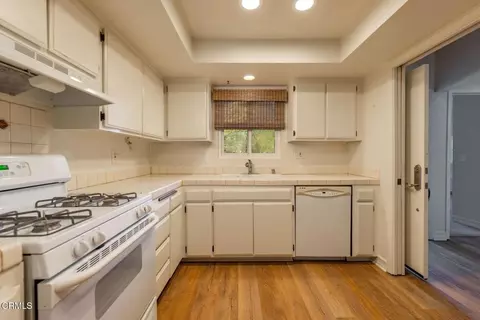 Kitchen - 609 Canada St #H, Ojai, CA 93023 photo 2 of 2
