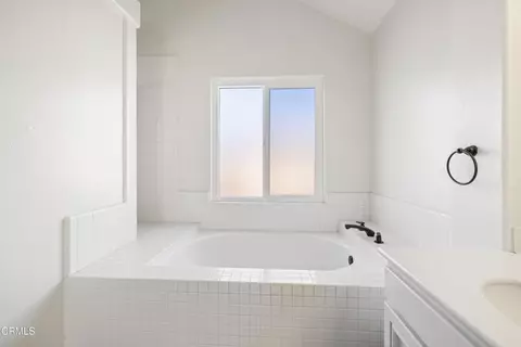 Bath - 1011 Yukonite Pl, Oxnard, CA 93030 photo 2 of 5