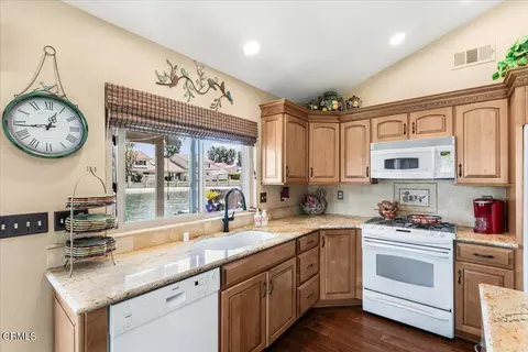 Kitchen - 1691 Pierside Ln, Camarillo, CA 93010 photo 3 of 6