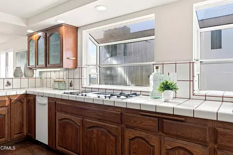 Kitchen - 3933 Ocean Dr, Oxnard, CA 93035 photo 3 of 5