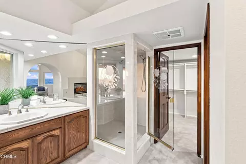 Bath - 3933 Ocean Dr, Oxnard, CA 93035 photo 5 of 8