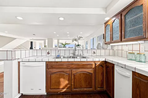 Kitchen - 3933 Ocean Dr, Oxnard, CA 93035 photo 4 of 5