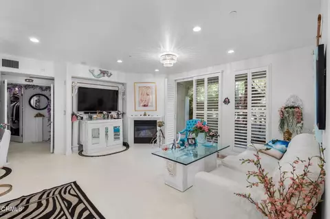 Living - 4336 Tradewinds Dr, Oxnard, CA 93035 photo 1 of 3