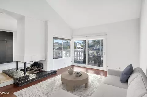 Living - 2010 Kingsbridge Way, Oxnard, CA 93035 photo 2 of 2