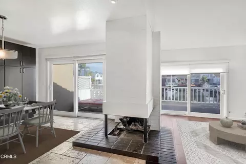Living - 2010 Kingsbridge Way, Oxnard, CA 93035 photo 1 of 2
