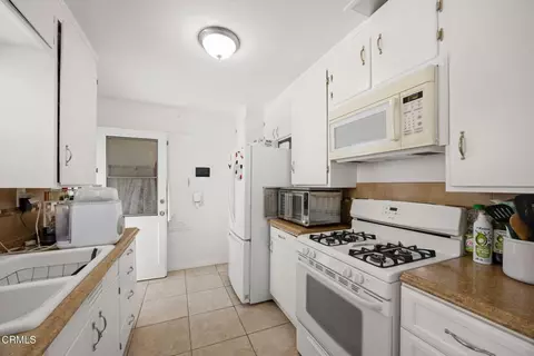Kitchen - 208 Lark St, Oxnard, CA 93033 photo 2 of 3