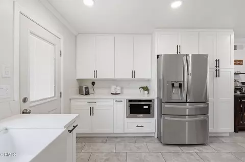 Kitchen - 1300 Bluebell St, Oxnard, CA 93036 photo 3 of 4