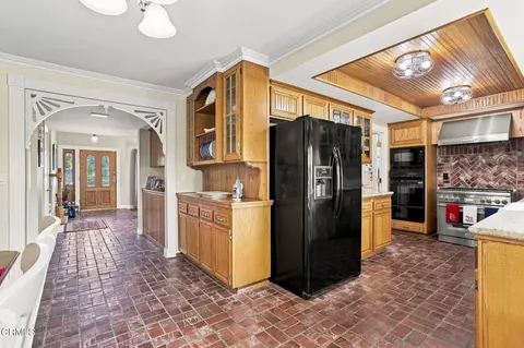 Kitchen - 142 Spindlewood Ave, Camarillo, CA 93012 photo 3 of 7