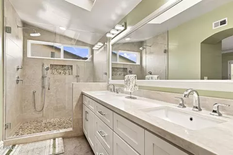 Bath - 142 Spindlewood Ave, Camarillo, CA 93012 photo 4 of 6