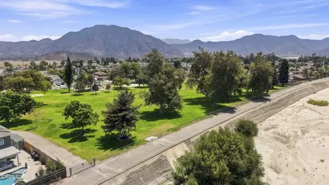 View/Area - 142 Spindlewood Ave, Camarillo, CA 93012 photo 10 of 11