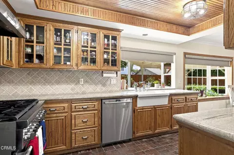 Kitchen - 142 Spindlewood Ave, Camarillo, CA 93012 photo 5 of 7